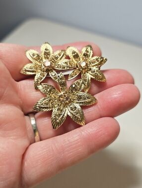 Vintage Gold Tone 3 Flower Brooch Pin with Rhinestones